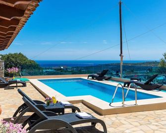 Escape to Paradise - Chania s Seaside Getaway - Platanias - Pool