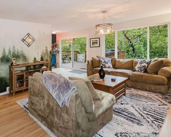 Hot Tub / Home Theater / Private Acre / Walk to Beach / Family and Dog friendly - Bainbridge Island - Sala de estar