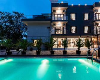 Le Papillon By Bay Hotels - Lonavala - Zwembad