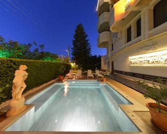 Lord Hotel - Τσεσμέ - Πισίνα