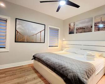 The Cozy Cove Modern King-Bedroom Full Apartment - St. Catharines - Bedroom