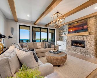 302 with a View! Luxury 2 bed 2 bath condo with amazing views of Sister Bay - Sister Bay - Living room