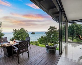 Jacuzzi Suite - Ocean Views & Beach - Kaiteriteri - Balcony