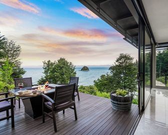 Jacuzzi Suite - Ocean Views & Beach - Kaiteriteri - Balkon