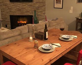 Enjoy a serene stay at Eagle Nest Cottage - Monticello - Essbereich