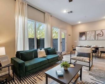 Cozy Cactus - 5 Bed Suite w Pool - Stadium - Golf - Surprise - Living room