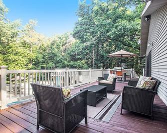 South Gunlake Hideaway 1mibaypointe~pool/Gym/Sleep12- - Kalamazoo - Balcony