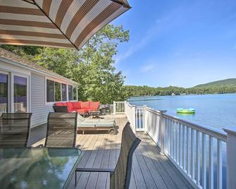 Renovated Lakefront House with Dock Pets Welcome! - New Marlborough - Balcón