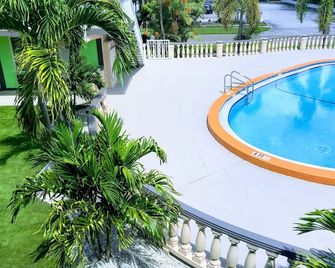 Tropical Inn & Suites - Clearwater - Piscina