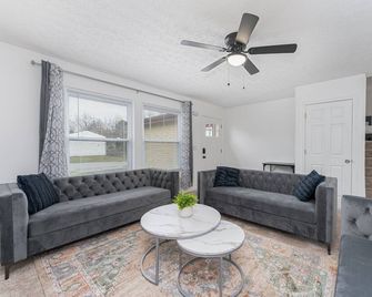 Pondside Retreat 4br W/ Hot Tub & Pool Table & Bbq - Hilliard - Вітальня