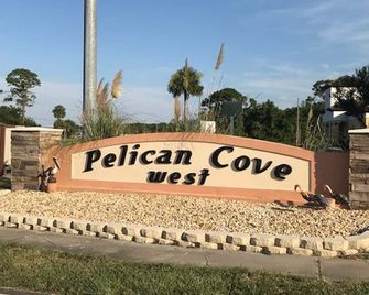 Comfortably Furnished Duplex Is Perfect For A Unique Florida Getawa - Edgewater - Building