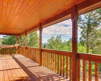 Alton Cabin with Deck about 2 Mi to Dixie Natl Forest! - Alton - Balcón