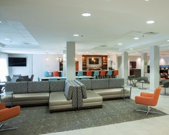 Holiday Inn & Suites Raleigh-Cary (I-40 @walnut St) By IHG - Cary - Edifício