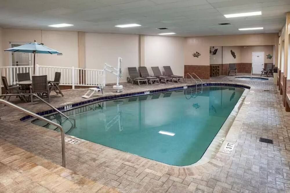 Daytona Bike Week, Royal Floridian-Beach Front 2-bedroom, 2 bath condo, sleeps 6 - Ormond Beach - Pool