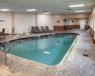 Daytona Bike Week, Royal Floridian-Beach Front 2-bedroom, 2 bath condo, sleeps 6 - Ormond Beach - Pool