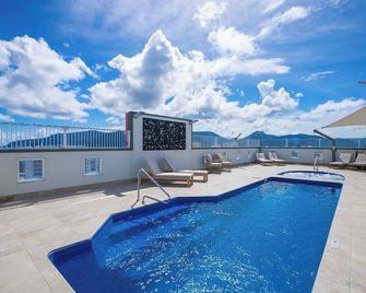 'The Sand Dollar' Central Cairns Chic with Adjacent Studio - Cairns - Zwembad