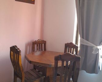 Apartamento 2 Habitaciones Completo, Independiente. Tarija Ruta del Vino - Tarija - Comedor