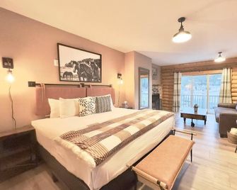 Beaver Meadows Resort Ranch - Red Feather Lakes - Bedroom