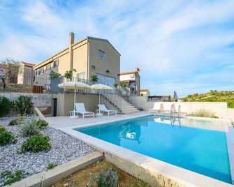 Villa Volare Cantare with 2 br, a heated pool and panoramic view near Buje, Istra - Momjan - Pool
