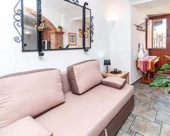Cozy home in Cuevas del Campo with WiFi - Cuevas del Campo - Sala de estar