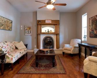 Highlands Mini Mansion: A + Location\n\nNear downtown, lohi, slohi, berkley - Denver - Living room
