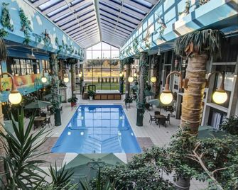 La Saguenéenne - Hôtel et Centre de Congrès - Saguenay - Piscina