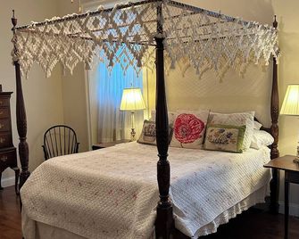 The Highroads - Designed by architect William Poole - Built in 2008 - Beaverdam - Bedroom
