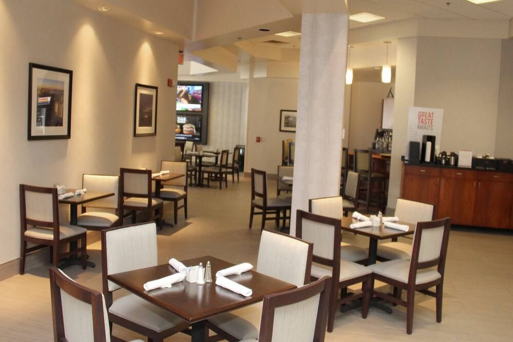 Restaurant view of Wyndham Garden Buffalo Downtown