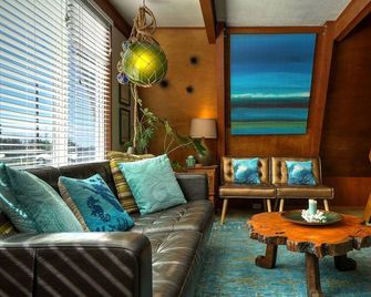 Wonderful A frame Nestled Amidst Trees in Otter Rock, Oregon - Otter Rock - Sala de estar