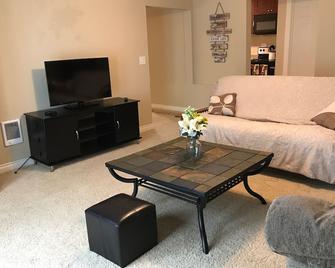 Private Garden Mil Apartment In Serene Pacific Northwest Setting - Kenmore - Living room