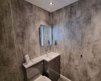 Brae Lea House, Lochboisdale, South Uist. Outer Hebrides - Isle of South Uist - Bathroom