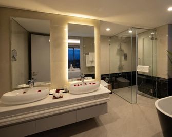 Merperle Dalat Hotel - Dalat - Bathroom