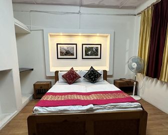 Hotel Meghdoot - Rānikhet - Bedroom