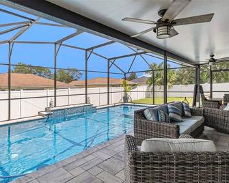 Relax in Heated Saltwater Pool Screened Lanai - Lakeland - Pool