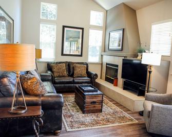 Gateway Hotel, Trademark Collection by Wyndham - Copperopolis - Living room