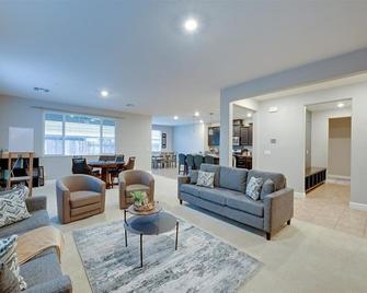 Charming and spacious 3-bedroom 2-bath house with modern living amenities. - Lincoln - Living room