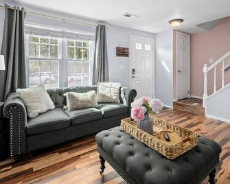 Modern, Office, Fast Wifi, 40 Mins To DC - Sterling - Living room