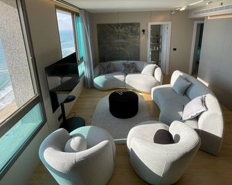 Panoramic Sea View Luxury Suite - Netanya - Olohuone