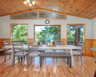 Adalee - Table Rock Lake, Roaring River, Eureka Springs, Dogwood Canyon - Eagle Rock - Dining room