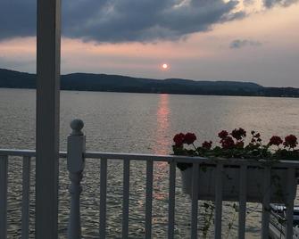 Chateau du Lac Bed and Breakfest Full with Lake View - Richfield Springs - Vista del exterior