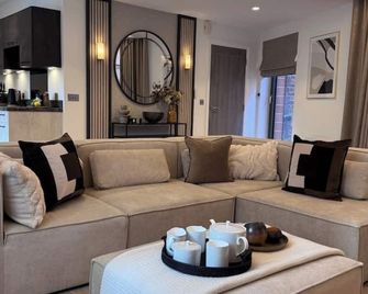 Chambers Residence 5 | 2br | Executive Suite - Manchester - Salon