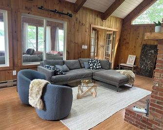 Lakefront Berkshire Retreat. Relax, go outdoors hike, ski, explore art & culture - Becket - Sala de estar