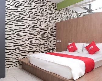 Super OYO 89930 Golden Guest House - קואנטאן - חדר שינה