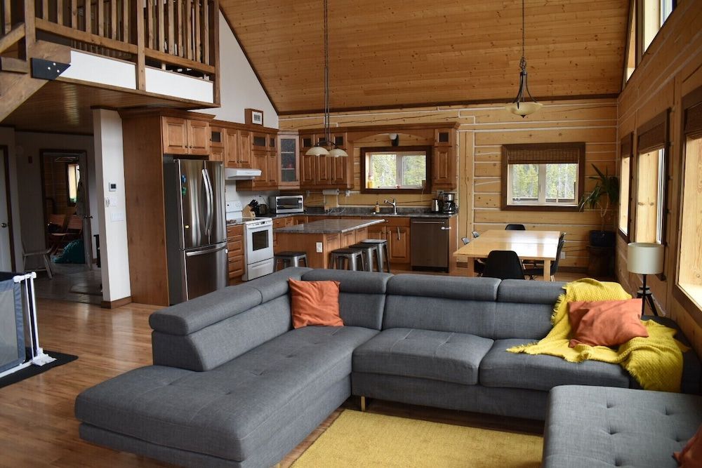 Beautiful relaxing Log Chalet with amazing view of Saint-Elias Mountain range. - Haines Junction - Living room