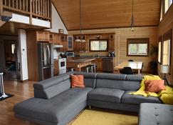 Beautiful relaxing Log Chalet with amazing view of the mountains! - Haines Junction - Living room