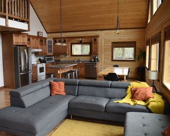 Beautiful relaxing Log Chalet with amazing view of Saint-Elias Mountain range. - Haines Junction - Living room