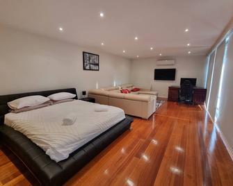 Large Golden Mile house sleeps 12. Within 50 meters of the beach and restaurant. - Brighton - Bedroom