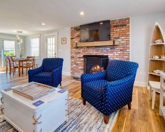 Newly remodeled cottage on a shell street in Siasconset, MA - Nantucket Island - Siasconset - Living room
