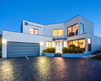 Madsen Retreat - Penguin - Edificio