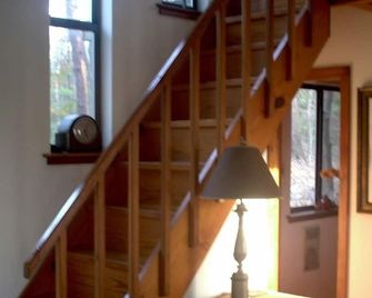 Quiet Lofted Cabin 4 Miles from Edom, an Art Community. - Chandler - Stairs